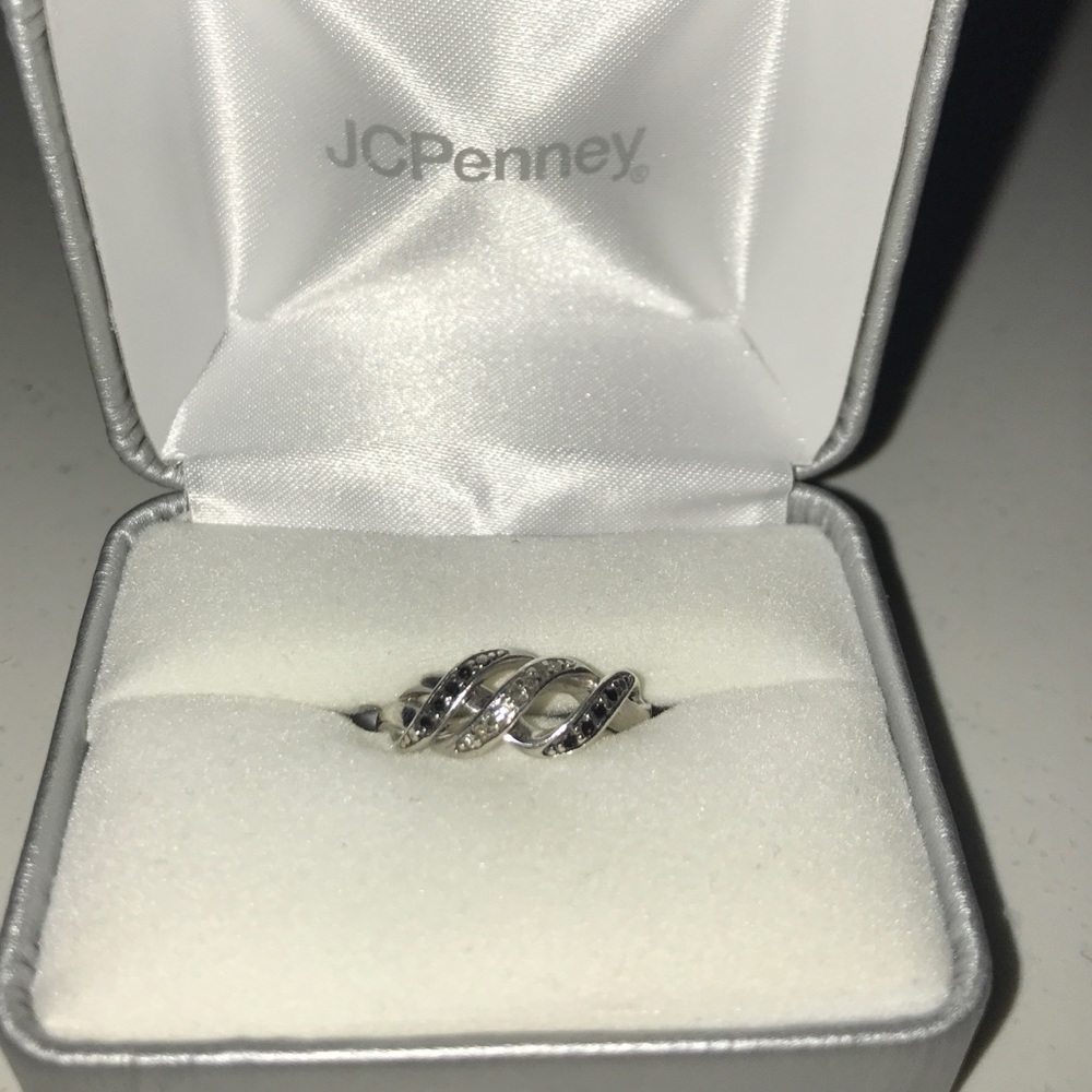 Silver knot ring w onyx gems
